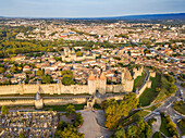 Luftaufnahme von Carcassonne, mittelalterliche Stadt, die von der UNESCO zum Weltkulturerbe erklärt wurde, Harboure d'Aude, Languedoc-Roussillon Midi Pyrenees Aude Frankreich