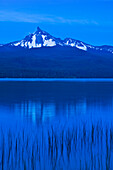 Mount Thielsen und Diamond Lake in der Morgendämmerung, Cascade Mountains, Oregon.