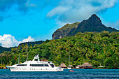 Yacht und Blick auf den Berg Otemanu, Bora Bora, Gesellschaftsinseln, Französisch-Polynesien