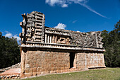 Der Palast in Gruppe 1 in den Ruinen der prähispanischen Maya-Stadt Xlapac, Yucatan, Mexiko.