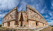 Der Palast der Gouverneure in den Ruinen der Maya-Stadt Uxmal in Yucatan, Mexiko. Die prähispanische Stadt Uxmal gehört zum UNESCO-Weltkulturerbe.