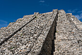Die steile Treppe der Kukulkan-Pyramide oder des Castillo in den Ruinen der postklassischen Maya-Stadt Mayapan, Yucatan, Mexiko. Diese Treppe ist noch nicht vollständig restauriert worden.