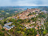 Luftaufnahme von Cordes sur Ciel mit der Aufschrift Die schönsten Dörfer Frankreichs, Tarn, Okzitanien, Frankreich