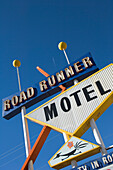 Road Runner Motel-Schild an der historischen Route 66 in Gallup, New Mexico.