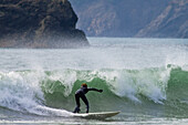Surfen am Hubbard Creek Beach in der Nähe von Port Orford an der Küste von Süd-Oregon.