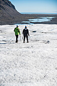 Touristen beim Spaziergang auf dem Breidamerkurjokull-Gletscher, Vatnajokull-Eiskappe, Island