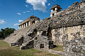 Der Palast mit seinem Turm in den Ruinen der Maya-Stadt Palenque, Palenque National Park, Chiapas, Mexiko. Ein UNESCO-Weltkulturerbe.