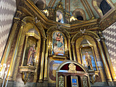 Die Rückseite der Kathedra oder des Bischofsstuhls und das Hauptaltarbild in der Apsis der Kathedrale Unserer Lieben Frau von Loreto, Mendoza, Argentinien.