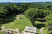 Der Hauptplatz in den Ruinen der Maya-Stadt Bonampak in Chiapas, Mexiko.