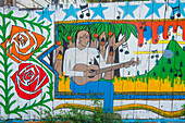 Wandgemälde im Mission District in San Francisco , Ein Wandgemälde ist ein Kunstwerk, das direkt auf eine Wand oder eine andere große, dauerhafte Fläche gemalt wird.