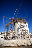 Traditionelle Windmühlen (Kato Milli) werden in Mykonos-Stadt, Griechenland, wiederhergestellt.
