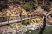 Menschen, die über die Brücke des Colca-Flusses wandern, Colca-Schlucht, Peru