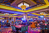Das Innere des Mandalay Bay Resorts in Las Vegas. Das 1999 eröffnete Resort verfügt über 3.309 Hotelzimmer, 24 Aufzüge und ein Casino mit einer Fläche von 135.000 m².