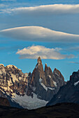 Eine linsenförmige Wolke bildet sich über dem Cerro Torre im Nationalpark Los Glaciares bei El Chalten, Argentinien. Eine UNESCO-Welterbestätte in der Region Patagonien in Südamerika.
