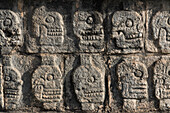 Die Plattform der Schädel oder Tzompantli diente dazu, die Schädel gefallener Feinde und Opfer in den Ruinen der großen Maya-Stadt Chichen Itza, Yucatan, Mexiko, auszustellen. Die prähispanische Stadt Chichen-Itza gehört zum UNESCO-Weltkulturerbe.