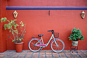 Fahrrad im Hotel Hacienda Flamingos in San Blas, Riviera Nayarit, Mexiko.