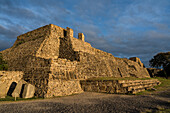 Blick auf das Gebäude L und den Patio de los Danzantes in den präkolumbianischen zapotekischen Ruinen von Monte Alban in Oaxaca, Mexiko. Eine UNESCO-Welterbestätte.
