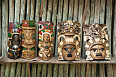 Holzschnitzereien zum Verkauf im Maya-Dorf Tres Reyes, Riviera Maya, Mexiko.