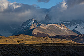 Wolken verdecken das Fitz-Roy-Massiv im Los-Glaciares-Nationalpark bei El Chalten, Argentinien. Ein UNESCO-Weltnaturerbe in der Region Patagonien in Südamerika. Zu sehen sind der Loma de las Pizarras und der Techado Negro, dahinter die Hälfte des Cerro Poincenot.