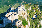 Luftaufnahme der Katharerburg von Peyrepertuse in Languedoc-Roussillon, Frankreich, Europa. Alte katharische Stätte des Château de Peyrepertuse, Schloss Peyrepertuse in Corbieres Occitanie Midi Pyrenees Frankreich.