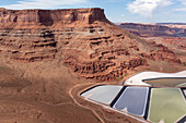 Verdunstungsteiche in einer Kali-Mine, in der Kali im Lösungsbergbau in der Nähe von Moab, Utah, gewonnen wird. Um die Verdunstung zu beschleunigen, wird blauer Farbstoff hinzugefügt.