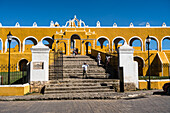 Das Kloster San Antonio oder Sankt Antonius von Padua wurde 1549 gegründet und 1562 fertiggestellt. Es wurde auf dem Fundament einer großen Maya-Pyramide errichtet. Izamal, Yucatan, Mexiko. Die historische Stadt Izamal gehört zum UNESCO-Weltkulturerbe.