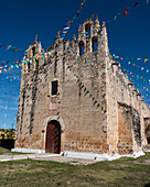 Die Kolonialkirche St. Peter the Apostle wurde unter der Leitung von Franziskanermönchen in Chapab de las Flores in Yucatan, Mexiko, erbaut.