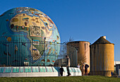 Menschen betrachten den Eco-Earth-Globus im Riverfront Park, Salem, Oregon. Der Globus wurde aus einer Säurekugel aus einer Zellstofffabrik hergestellt.
