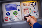 Fahrkartenautomaten in der Straßenbahn, Istanbul, Türkei