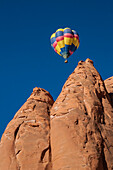Heißluftballon bei der jährlichen Red Rock Balloon Rally; Red Rock State Park, Gallup, New Mexico.