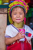Porträt einer Frau vom Stamm der Kayan im Bundesstaat Kayan in Myanmar