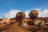 Die Twin Rocks, ein Paar erodierter Hoodoos im Capitol Reef National Park in Utah.