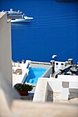 Gebäudedächer und Kreuzfahrtschiffe in Fira, Santorin, Griechische Inseln, Griechenland