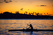 Rudern bei Sonnenuntergang in Tahiti, Französisch-Polynesien, Tahiti Nui, Gesellschaftsinseln, Französisch-Polynesien, Südpazifik.