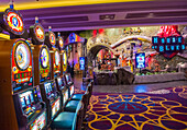 Das Innere des Mandalay Bay Resorts in Las Vegas. Das 1999 eröffnete Resort verfügt über 3.309 Hotelzimmer, 24 Aufzüge und ein Casino mit einer Fläche von 135.000 Quadratmetern.