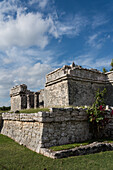 Das Haus der Chultun in den Ruinen der Maya-Stadt Tulum an der Küste des Karibischen Meeres. Tulum-Nationalpark, Quintana Roo, Mexiko. Es ist über einer Chultun oder Zisterne gebaut, die Wasser enthält. Ein großer Stachelschwanzleguan sonnt sich auf der Spitze des Daches in der Mitte.