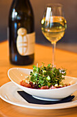 Salat aus Rüben und Ziegenkäse, kreiert von Küchenchef Ben Stenn, begleitet von einem Chardonnay von Erin Glenn Wines im Celilo Restaurant; Hood River; Oregon.