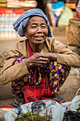 Porträt auf dem Lebensmittelmarkt von Pindaya, Shan-Staat, Myanmar (Birma)