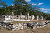 Die Ruinen der postklassischen Maya-Stadt Mayapan, Yucatan, Mexiko, enthielten ungewöhnlich viele Gebäude mit Steinkolonnaden.