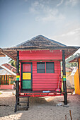 Rasta (Rastafarian) farbige Unterkunft am Strand von Sungai Pinang, in der Nähe von Padang in West Sumatra, Indonesien
