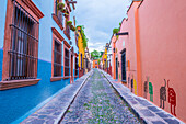 Straßenansicht in San Miguel de Allende, Mexicok. Die historische Stadt San Miguel de Allende ist seit 2008 UNESCO-Weltkulturerbe.
