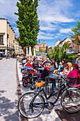 Kaffeehauskultur in Ljubljana, an der Uferpromenade der Ljubljanica, Slowenien, Europa