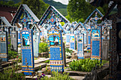 Holzgeschnitzte Grabsteine auf dem Friedhof Merry, Sapanta, Maramures, Rumänien