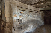 Laubsägearbeitstafeln aus Stein in Grab 1 unter dem Palast, Gebäude 7, in den Ruinen der zapotekischen Stadt Mitla in Oaxaca, Mexiko. Eine UNESCO-Welterbestätte.