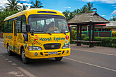 Touristischer Bus in Moorea, Französisch-Polynesien, Gesellschaftsinseln, Südpazifik. Cook's Bay.