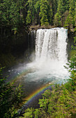 Koosah Falls mit doppeltem Regenbogen, McKenzie River, Willamette National Forest, Kaskadengebirge, Oregon.