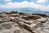 Dienstwohnung für das Haus der Altäre oder Casa de los Altares in den Ruinen der zapotekischen Stadt Atzompa in der Nähe von Oaxaca, Mexiko. Im Hintergrund sind das Zentraltal und die Stadt Oaxaca zu sehen.