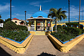 Der bunt bemalte Pavillon auf dem Hauptplatz in Chapab de las Flores in Yucatan, Mexiko.