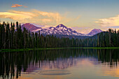 Scott Lake und die Three Sisters (vulkanische Berggipfel) bei Sonnenuntergang; Cascade Mountains, Oregon.