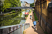 Radfahren am Kanal in Ladbroke Grove im Royal Borough of Kensington and Chelsea, London, England, Vereinigtes Königreich